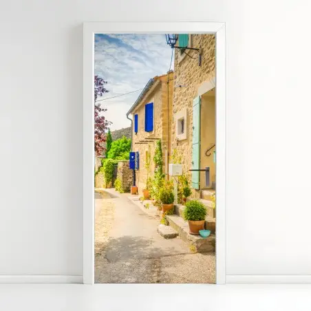 Sticker pour porte rue provençale ensoleillée aux volets colorés – Wallnifity®
