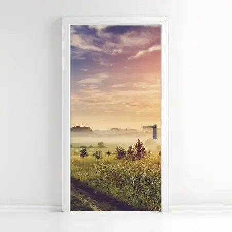 Sticker pour porte aube brumeuse sur chemin de campagne – Wallnifity®