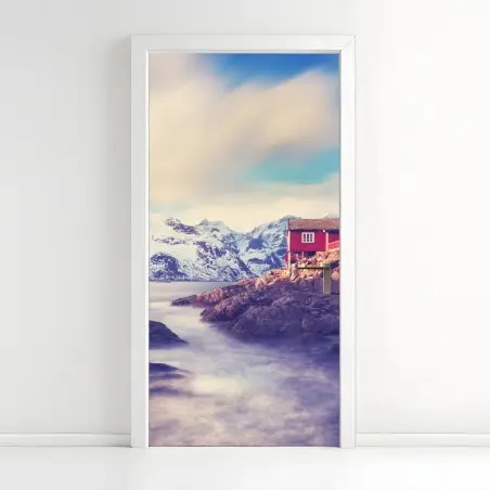 Sticker pour porte maisons rouges au bord du fjord sous les montagnes enneigées – Wallnifity®