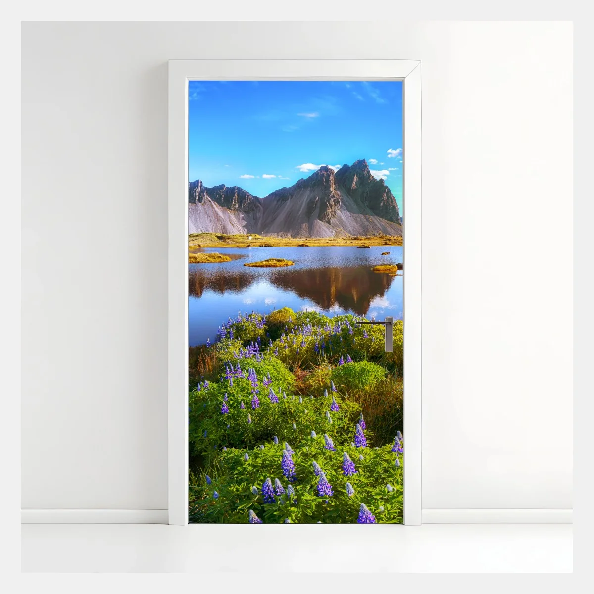 Sticker pour porte prairie de lupins au bord de la lagune de Stokksnes, Vestrahorn – Wallnifity® Sticker pour porte prairie de lupins au bord de la lagune de Stokksnes, Vestrahorn – Wallnifity®