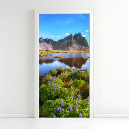 Sticker pour porte prairie de lupins au bord de la lagune de Stokksnes, Vestrahorn – Wallnifity®