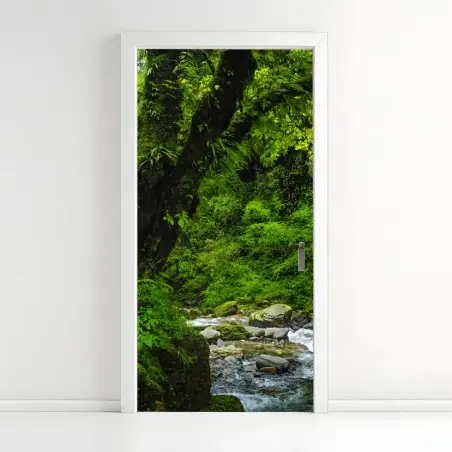 Sticker pour porte cascade tranquille dans une forêt verdoyante – Wallnifity®