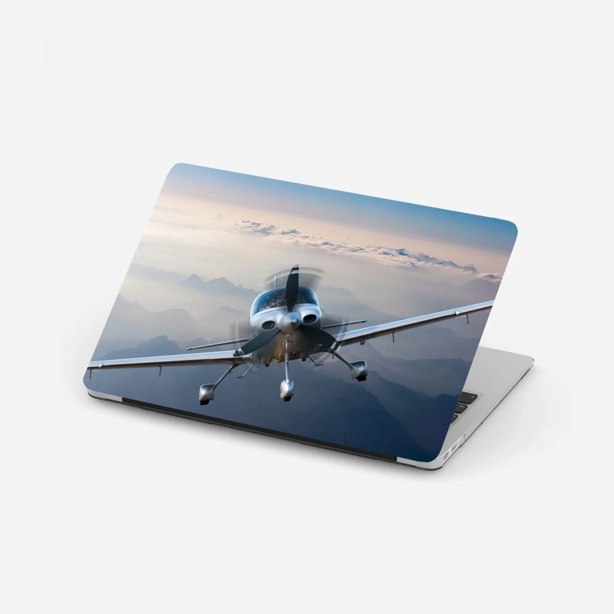 Sticker pour ordinateur portable avion en plein vol au-dessus des montagnes brumeuses – Wallnifity® Sticker pour ordinateur portable avion en plein vol au-dessus des montagnes brumeuses – Wallnifity®