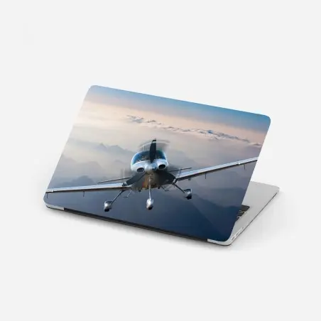 Sticker pour ordinateur portable avion en plein vol au-dessus des montagnes brumeuses – Wallnifity®