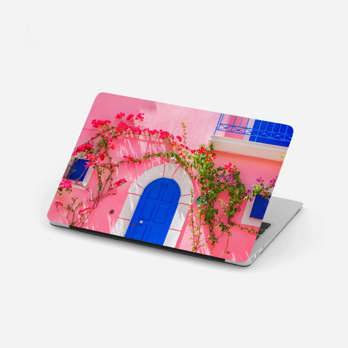 Sticker pour ordinateur portable porte bleue sur façade rose aux bougainvilliers – Wallnifity® Sticker pour ordinateur portable porte bleue sur façade rose aux bougainvilliers – Wallnifity®