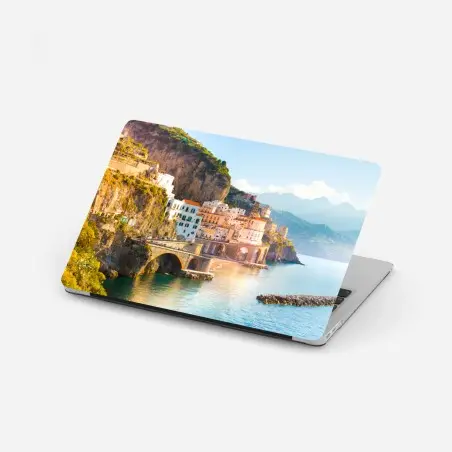 Sticker pour ordinateur portable village côtier perché sur falaise au bord de la mer – Wallnifity®