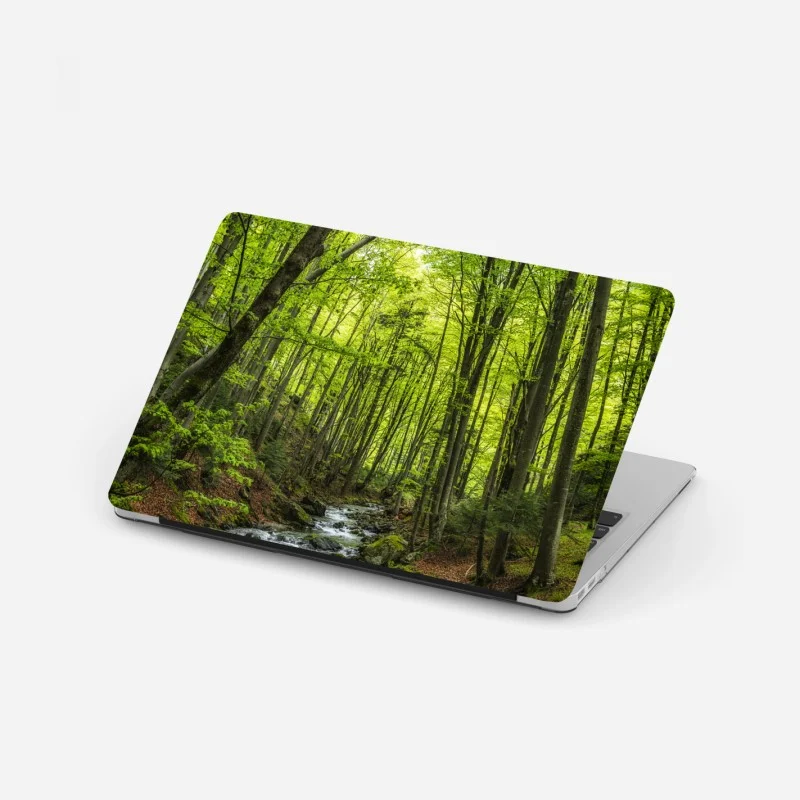 Sticker pour ordinateur portable forêt verdoyante et ruisseau paisible – Wallnifity®