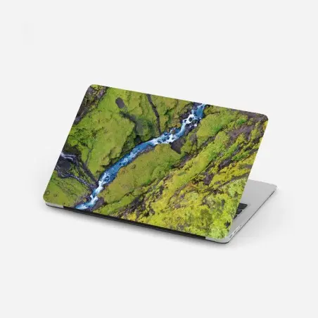 Sticker pour ordinateur portable rivière sinueuse au cœur d'un tapis de mousse – Wallnifity®
