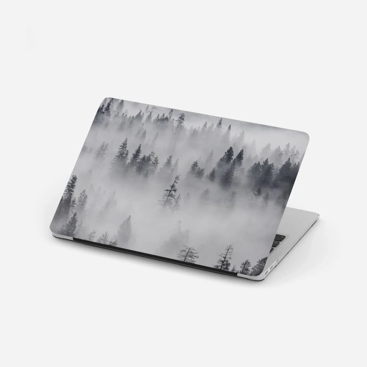 Sticker pour ordinateur portable forêt de pins enveloppée de brume – Wallnifity® Sticker pour ordinateur portable forêt de pins enveloppée de brume – Wallnifity®