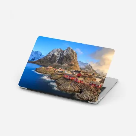 Sticker pour ordinateur portable village côtier sous les montagnes enneigées – Wallnifity®