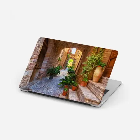 Sticker pour ordinateur portable ruelle de Spello aux pots de plantes – Wallnifity®
