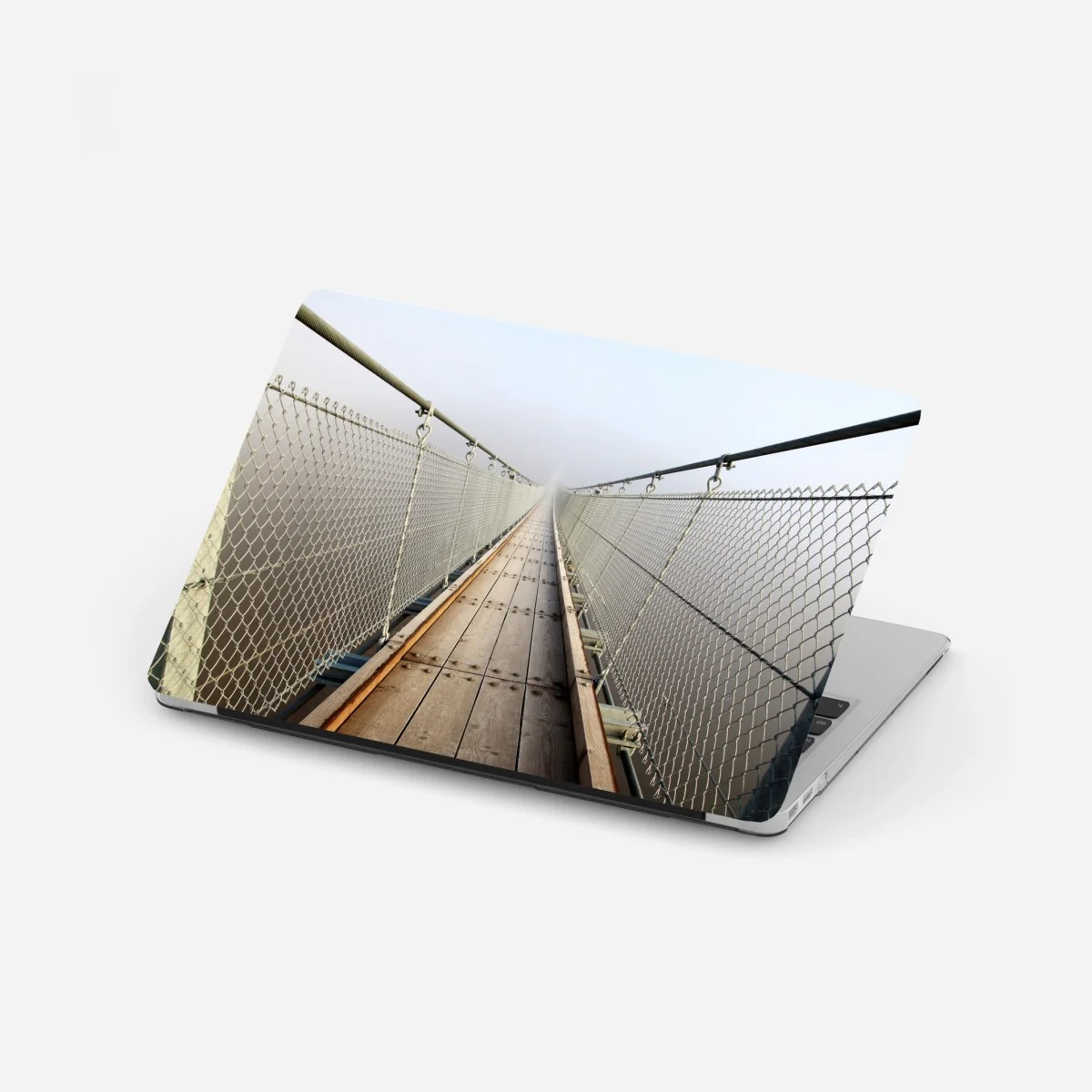 Sticker pour ordinateur portable promenade dans la brume : pont suspendu en perspective – Wallnifity® Sticker pour ordinateur portable promenade dans la brume : pont suspendu en perspective – Wallnifity®