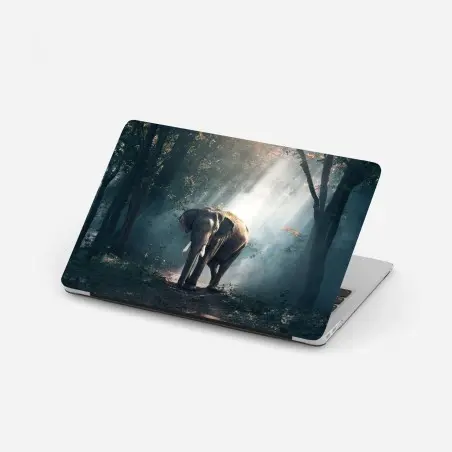 Sticker pour ordinateur portable éléphant majestueux dans la forêt brumeuse – Wallnifity®