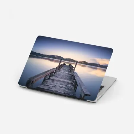 Sticker pour ordinateur portable jetée en bois au crépuscule à Massaciuccoli – Wallnifity®