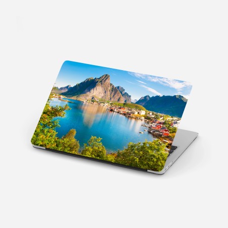 Sticker pour ordinateur portable village côtier au pied des montagnes – Wallnifity®
