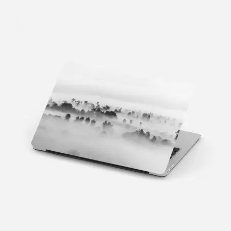 Sticker pour ordinateur portable brume sur la forêt en noir et blanc – Wallnifity®