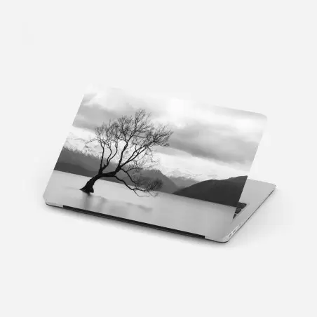 Sticker pour ordinateur portable arbre solitaire sur lac brumeux – Wallnifity®