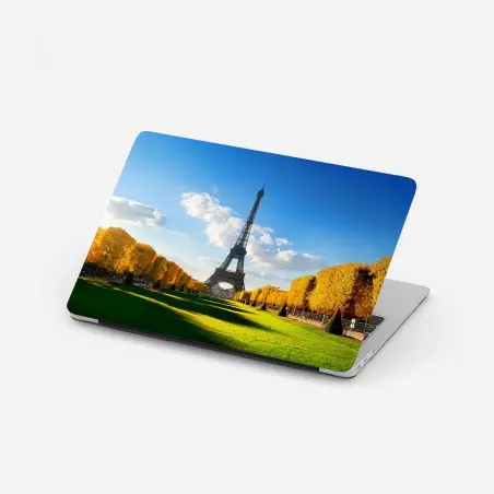 Sticker pour ordinateur portable vue printanière sur la Tour Eiffel depuis le Champ de Mars, Paris – Wallnifity®