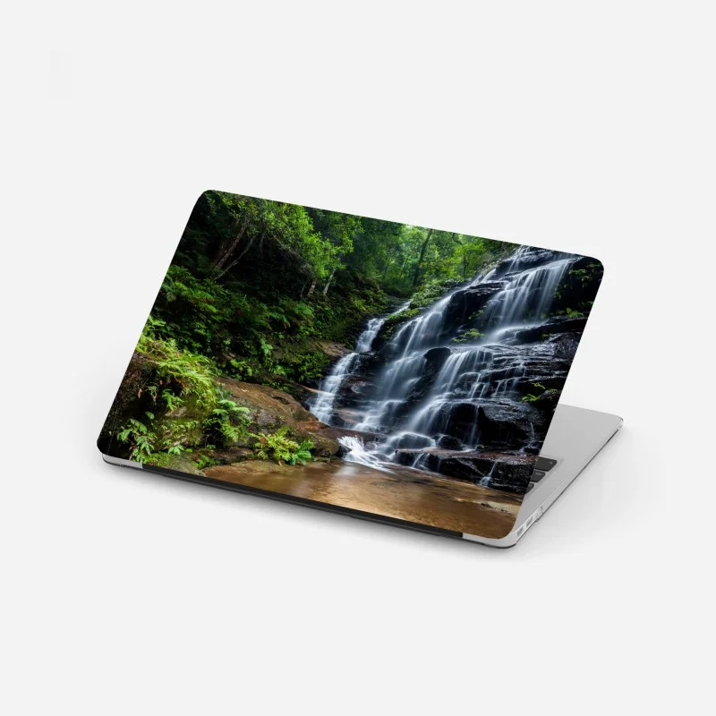 Sticker pour ordinateur portable cascade paisible au cœur de la forêt – Wallnifity®