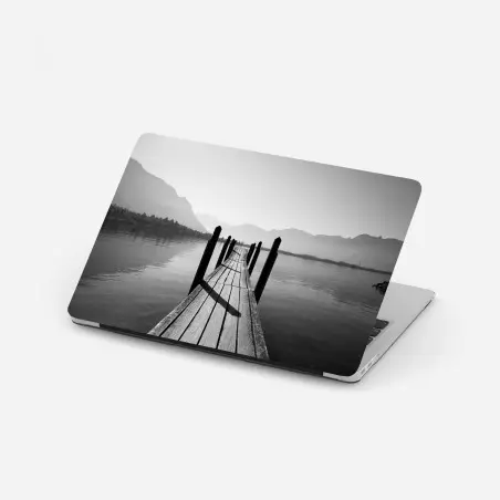 Sticker pour ordinateur portable ponton sur un lac montagneux en noir et blanc – Wallnifity®