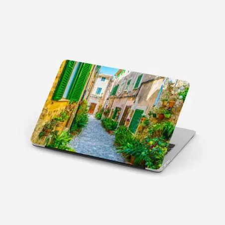 Sticker pour ordinateur portable ruelle méditerranéenne fleurie aux volets verts – Wallnifity®