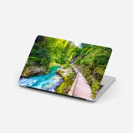 Sticker pour ordinateur portable sentier boisé le long d'une rivière émeraude – Wallnifity®
