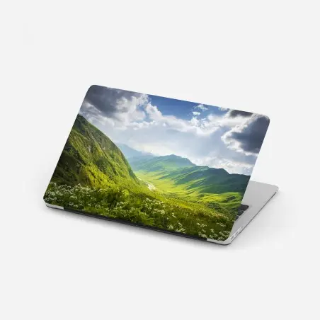 Sticker pour ordinateur portable paysage montagneux verdoyant à Svaneti – Wallnifity®
