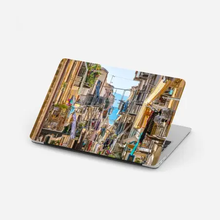 Sticker pour ordinateur portable ruelle méditerranéenne ensoleillée avec vue sur la mer – Wallnifity®