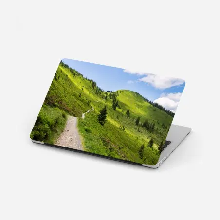 Sticker pour ordinateur portable sentier de montagne verdoyant au soleil – Wallnifity®
