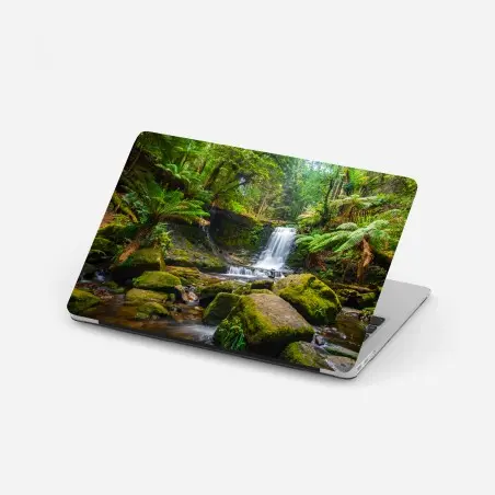 Sticker pour ordinateur portable cascade tranquille au cœur d'une forêt verdoyante – Wallnifity®