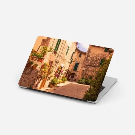 Sticker pour ordinateur portable ruelle ensoleillée d'un village méditerranéen – Wallnifity®