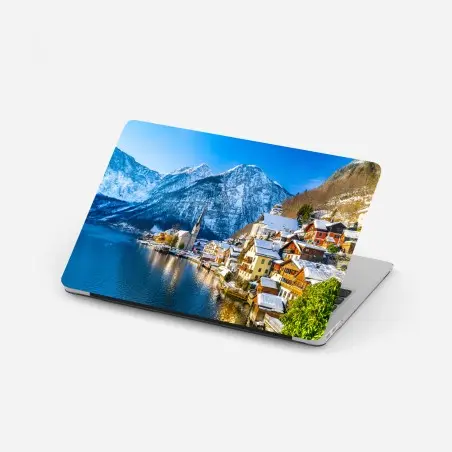 Sticker pour ordinateur portable village alpin pittoresque au bord du lac à Hallstatt – Wallnifity®