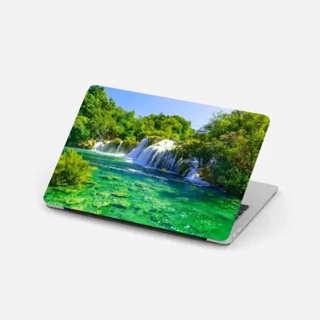 Sticker pour ordinateur portable cascade émeraude dans une forêt luxuriante – Wallnifity®