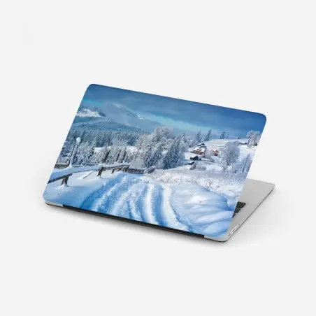 Sticker pour ordinateur portable chemin vers village alpin enneigé – Wallnifity®