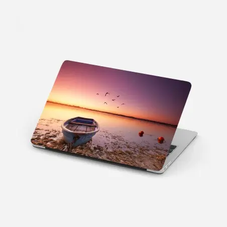 Sticker pour ordinateur portable bateau au crépuscule sur lac tranquille – Wallnifity®