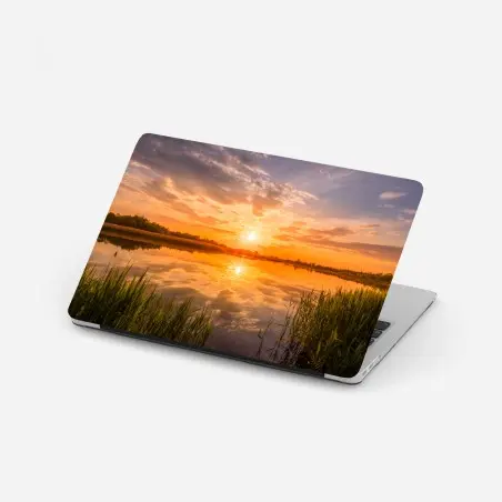 Sticker pour ordinateur portable coucher de soleil doré au-dessus du lac tranquille – Wallnifity®