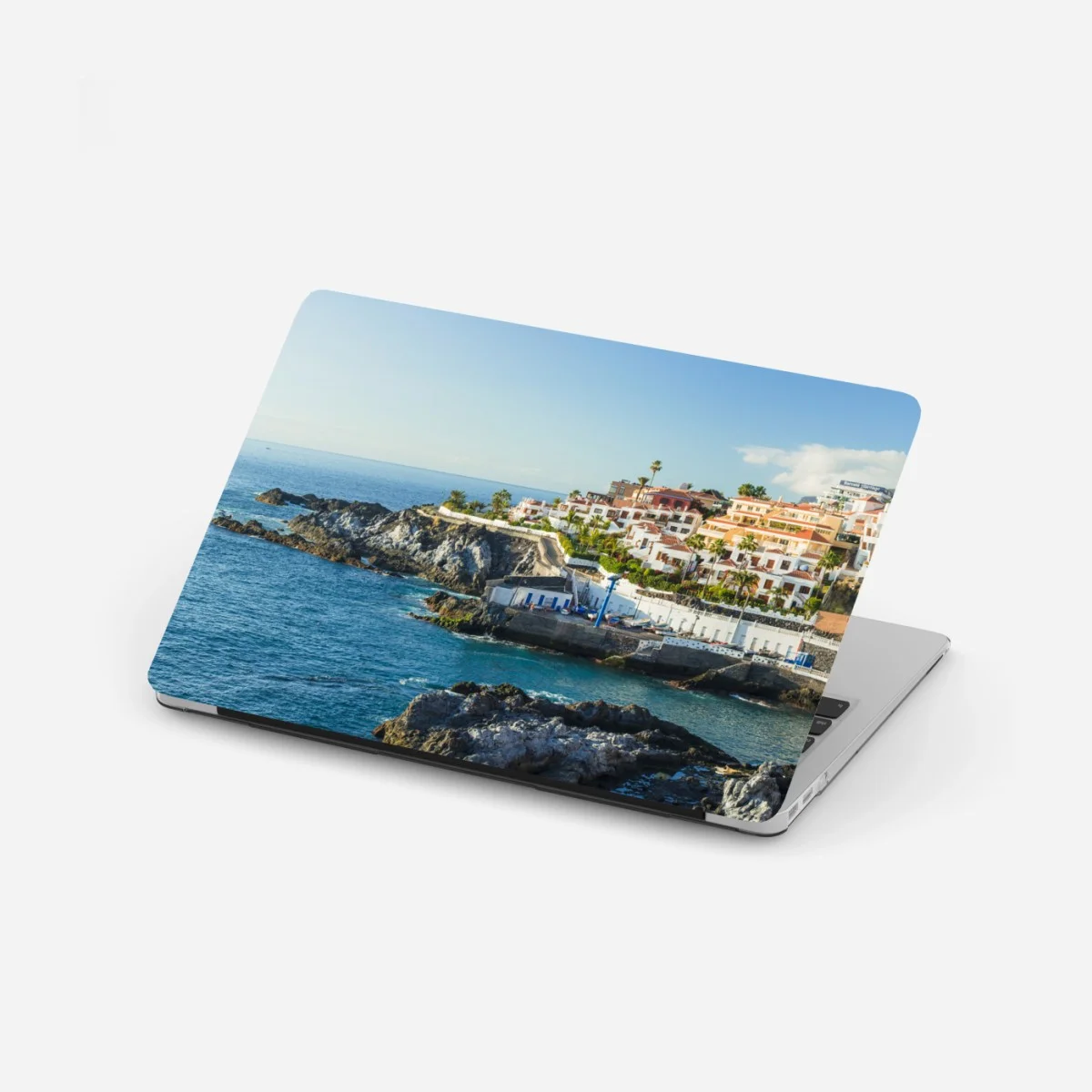 Sticker pour ordinateur portable village côtier ensoleillé sur la falaise – Wallnifity® Sticker pour ordinateur portable village côtier ensoleillé sur la falaise – Wallnifity®