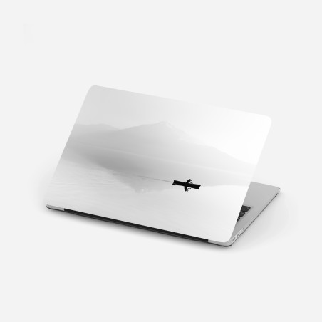 Sticker pour ordinateur portable brume sur le lac et barque solitaire – Wallnifity®