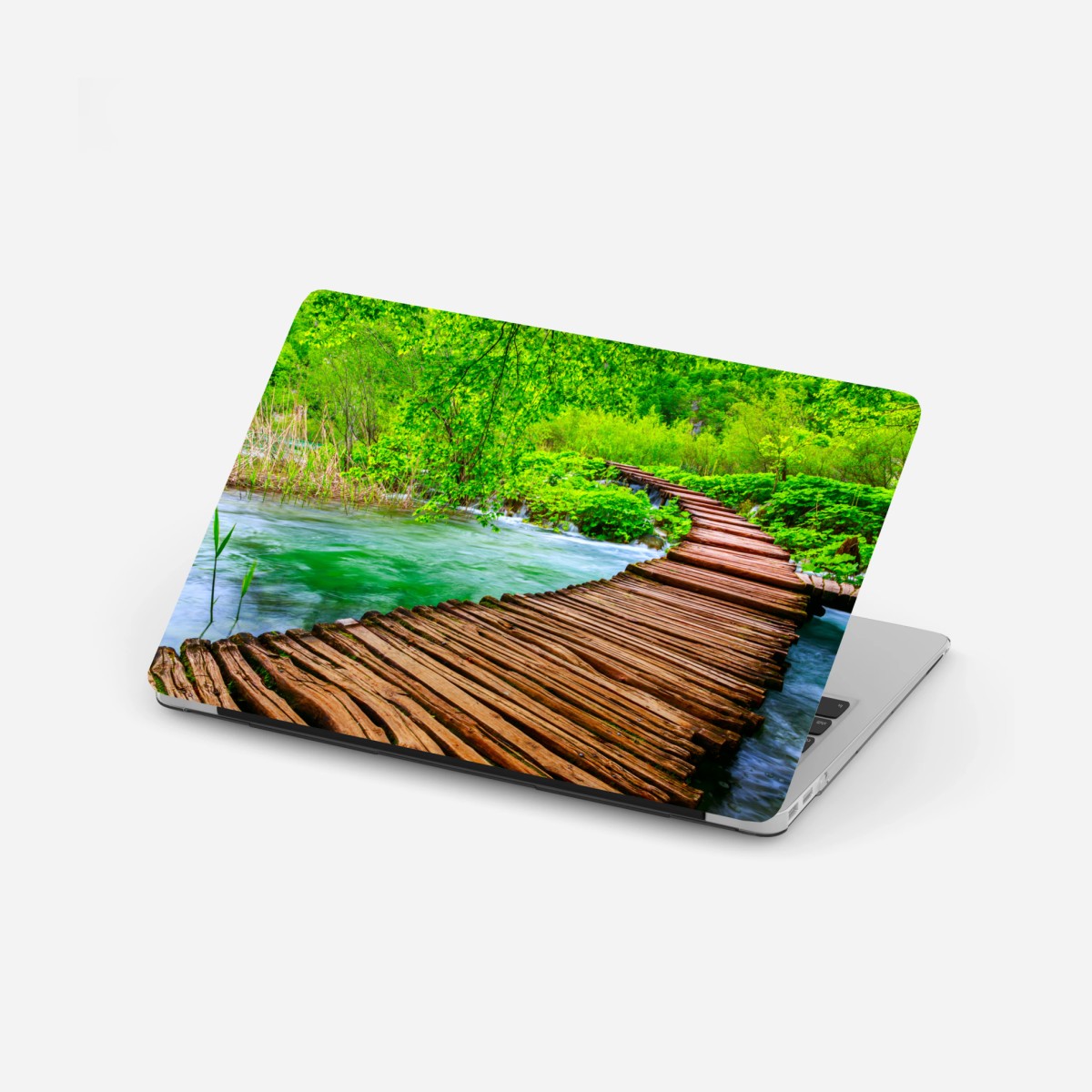 Sticker pour ordinateur portable passerelle en bois au milieu d'une nature luxuriante – Wallnifity®
