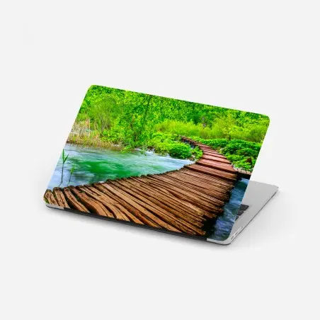 Sticker pour ordinateur portable passerelle en bois au milieu d'une nature luxuriante – Wallnifity®