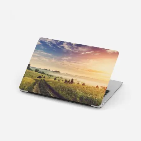 Sticker pour ordinateur portable aube brumeuse sur chemin de campagne – Wallnifity®
