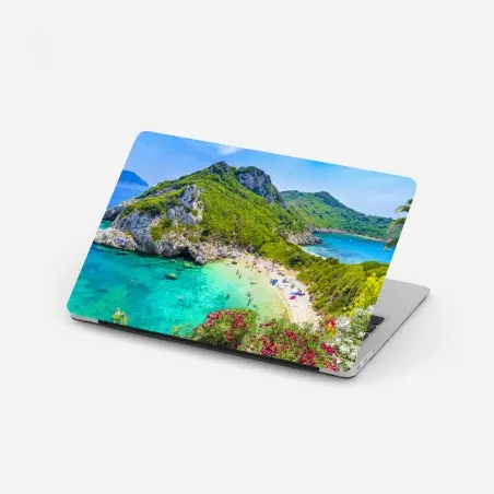 Sticker pour ordinateur portable vue aérienne de Porto Timoni, crique aux eaux turquoise – Wallnifity®