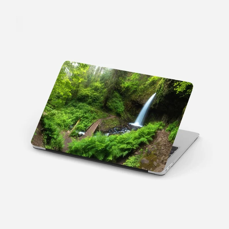 Sticker pour ordinateur portable cascade dans une forêt verdoyante – Wallnifity®