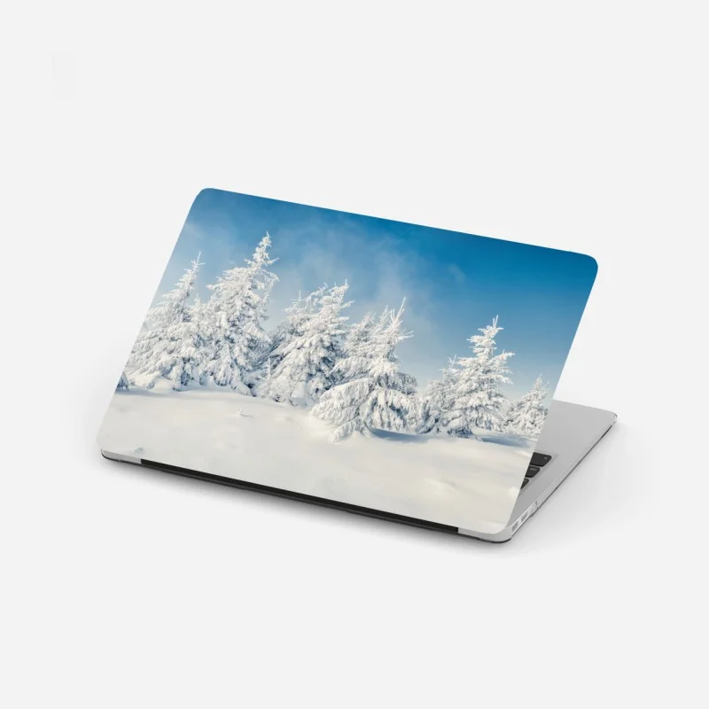 Sticker pour ordinateur portable panorama hivernal de sapins enneigés – Wallnifity®