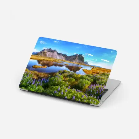 Sticker pour ordinateur portable prairie de lupins au bord de la lagune de Stokksnes, Vestrahorn – Wallnifity®