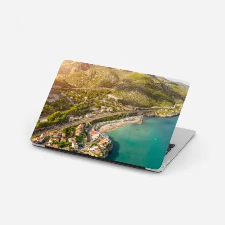 Sticker pour ordinateur portable village côtier et plage au bord de la mer turquoise – Wallnifity®