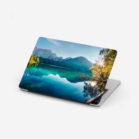 Sticker pour ordinateur portable vue paisible du lac de Fusine dans les Alpes Juliennes – Wallnifity®