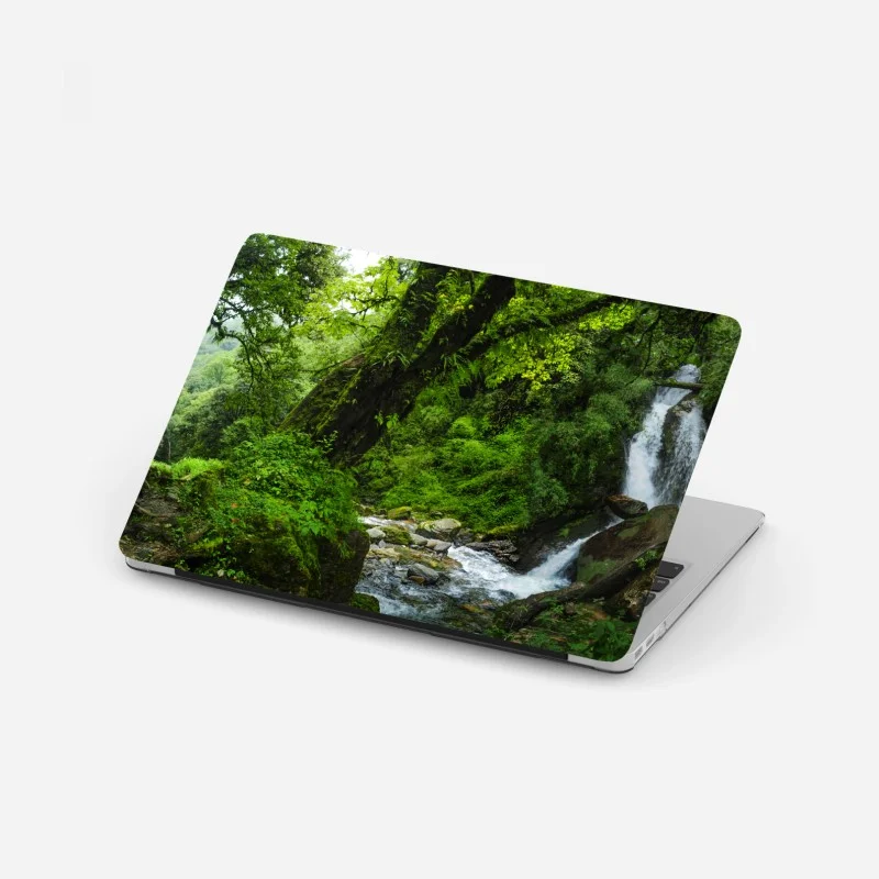 Sticker pour ordinateur portable cascade tranquille dans une forêt verdoyante – Wallnifity®