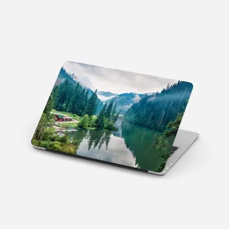 Sticker pour ordinateur portable matin brumeux au Lacu Roșu, Harghita – Wallnifity®