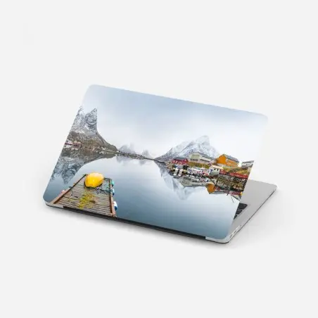 Sticker pour ordinateur portable reflets du fjord et village nordique – Wallnifity®